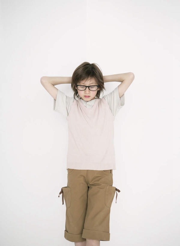 西方人,儿童,一个人,站,竖图,室内,白天,白色背景,正面,纯洁,欧洲,欧洲人,仅一个男性,仅一个人,一副,抱头,服装,眼镜,注视,休闲装,小孩,衣服,观察,看,站着,仅一个小孩,休闲,休闲服,可爱,童年,童趣,摄影,服饰,影棚,观看,察看,关注,近视眼镜,童真,烂漫,无邪,捧首,捧头,天真,男孩,男人,男性,白种人,孩子,站立,半身,彩图,影棚拍摄,拍摄,男生