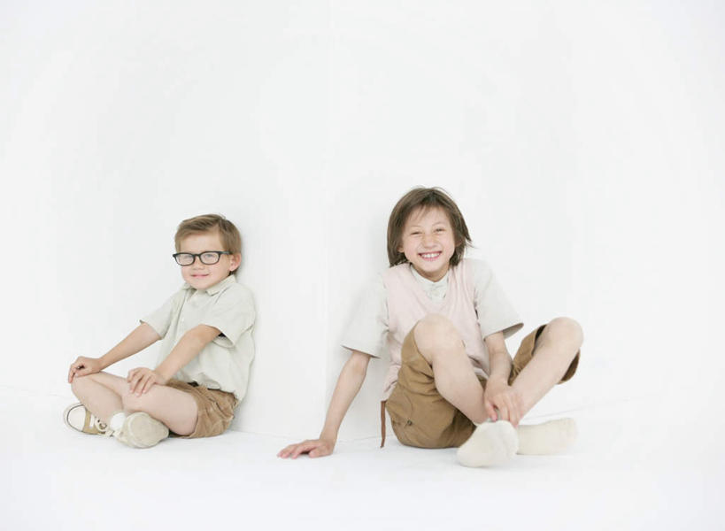 西方人,儿童,两个人,伙伴,朋友,坐,笑,盘腿,微笑,露齿笑,横图,室内,白天,白色背景,正面,友谊,纯洁,欧洲,欧洲人,一副,服装,眼镜,注视,休闲装,小孩,衣服,观察,看,休闲,休闲服,可爱,童年,童趣,摄影,服饰,影棚,观看,察看,关注,近视眼镜,童真,烂漫,无邪,天真,友情,男孩,男人,男性,白种人,盘腿而坐,盘膝,盘着腿的,盘着腿坐,双腿交叉,坐着,彩图,全身,影棚拍摄,拍摄,男生