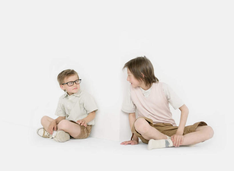 西方人,儿童,两个人,伙伴,朋友,坐,笑,说,盘腿,微笑,横图,室内,白天,白色背景,正面,讨论,友谊,纯洁,欧洲,欧洲人,一副,服装,眼镜,扭头,注视,休闲装,小孩,衣服,观察,看,转头,休闲,休闲服,可爱,童年,童趣,摄影,服饰,影棚,观看,察看,关注,近视眼镜,童真,烂漫,无邪,交流,天真,友情,男孩,男人,男性,白种人,沟通,讲话,交谈,盘腿而坐,盘膝,盘着腿的,盘着腿坐,商讨,双腿交叉,说话,谈话,坐着,彩图,全身,影棚拍摄,拍摄,男生