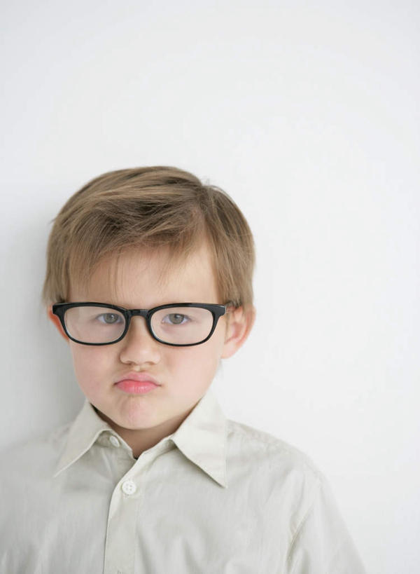 西方人,儿童,脸,头,嘴,脸颊,一个人,站,竖图,室内,特写,白天,白色背景,正面,纯洁,欧洲,欧洲人,仅一个男性,仅一个人,一副,服装,眼镜,注视,休闲装,肩膀,小孩,衣服,嘟嘴,观察,看,站着,仅一个小孩,休闲,休闲服,撅嘴,可爱,童年,童趣,摄影,服饰,影棚,观看,察看,关注,近视眼镜,童真,烂漫,无邪,天真,男孩,男人,男性,白种人,孩子,头部,脸部,脸蛋,面部,嘴巴,嘴唇,站立,半身,彩图,影棚拍摄,拍摄,男生