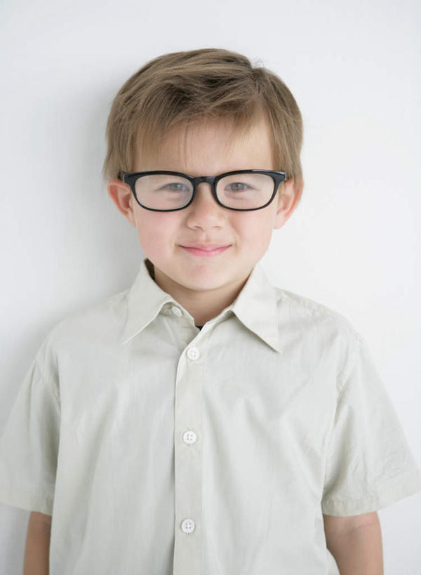 西方人,儿童,脸,头,脸颊,一个人,站,笑,微笑,竖图,室内,特写,白天,白色背景,正面,纯洁,欧洲,欧洲人,仅一个男性,仅一个人,一副,服装,眼镜,注视,休闲装,肩膀,小孩,衣服,观察,看,站着,仅一个小孩,休闲,休闲服,可爱,童年,童趣,摄影,服饰,影棚,观看,察看,关注,近视眼镜,童真,烂漫,无邪,天真,男孩,男人,男性,白种人,孩子,头部,脸部,脸蛋,面部,站立,半身,彩图,影棚拍摄,拍摄,男生