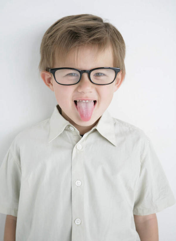 西方人,儿童,脸,头,脸颊,一个人,站,竖图,室内,特写,白天,白色背景,正面,纯洁,欧洲,欧洲人,仅一个男性,仅一个人,一副,服装,眼镜,注视,休闲装,吐舌头,肩膀,小孩,衣服,观察,看,伸舌头,站着,仅一个小孩,休闲,鬼脸,休闲服,吐舌,可爱,童年,童趣,摄影,服饰,影棚,观看,察看,关注,近视眼镜,童真,烂漫,无邪,天真,男孩,男人,男性,白种人,孩子,头部,脸部,脸蛋,面部,站立,半身,彩图,影棚拍摄,拍摄,男生