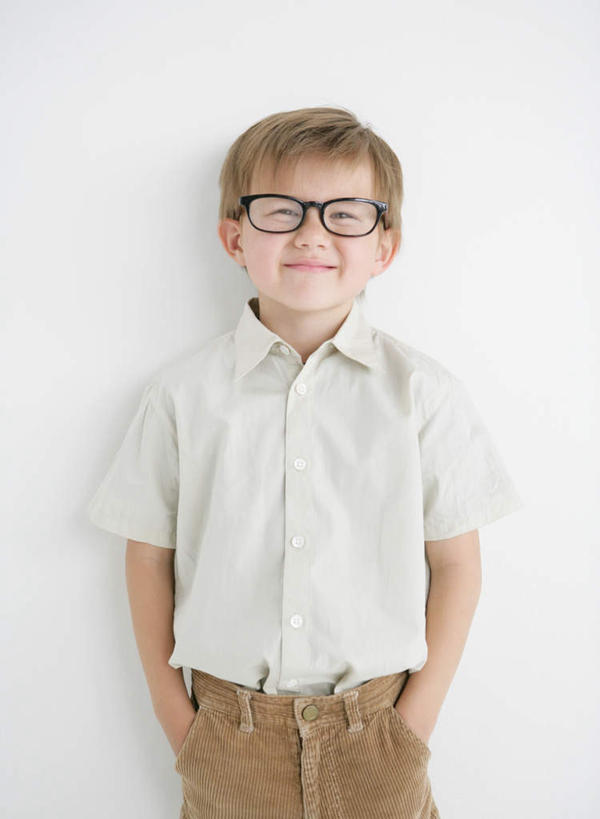 西方人,儿童,一个人,站,笑,微笑,竖图,室内,白天,白色背景,正面,纯洁,欧洲,欧洲人,仅一个男性,仅一个人,一副,服装,眼镜,注视,休闲装,小孩,衣服,观察,看,站着,仅一个小孩,休闲,休闲服,可爱,童年,童趣,摄影,服饰,影棚,观看,察看,双手插袋,关注,手插袋,近视眼镜,童真,烂漫,无邪,双手抄兜,双手放兜,天真,男孩,男人,男性,白种人,孩子,插兜,两手抄兜,两手放兜,手插兜,手放口袋,站立,半身,彩图,影棚拍摄,拍摄,男生,手抄兜