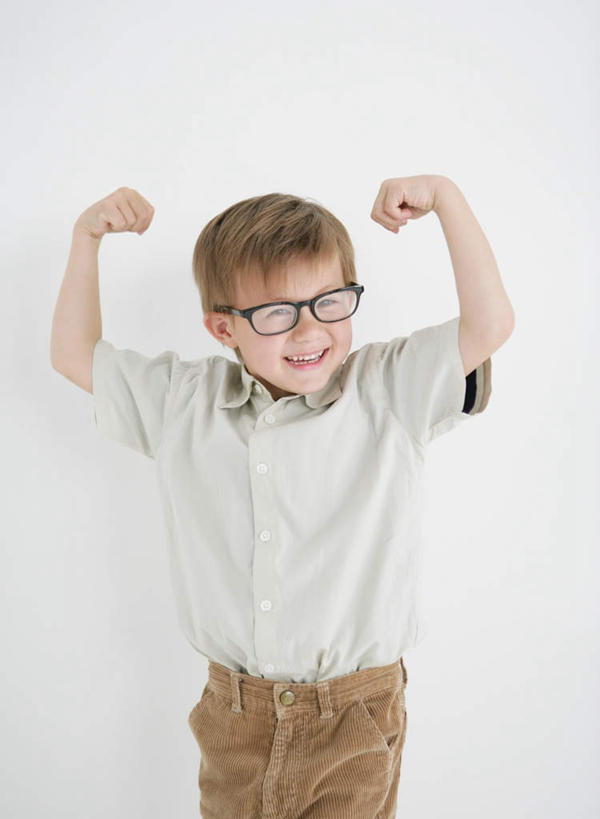 西方人,儿童,一个人,站,举,笑,微笑,露齿笑,竖图,室内,白天,白色背景,正面,纯洁,欧洲,欧洲人,仅一个男性,仅一个人,一副,服装,眼镜,注视,休闲装,小孩,衣服,观察,看,托,握拳,站着,仅一个小孩,休闲,休闲服,可爱,童年,童趣,摄影,服饰,影棚,观看,察看,关注,近视眼镜,童真,烂漫,无邪,天真,男孩,男人,男性,白种人,孩子,举起,举手,举着,向上举,向上伸,向上托,站立,半身,彩图,影棚拍摄,拍摄,男生