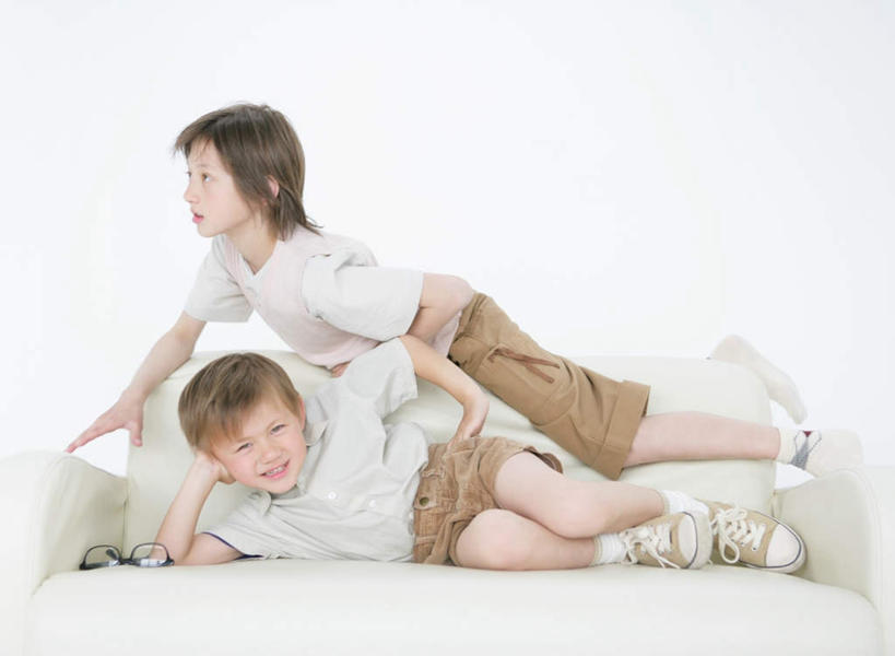 西方人,儿童,两个人,伙伴,朋友,躺,笑,微笑,露齿笑,横图,室内,白天,白色背景,正面,友谊,纯洁,靠垫,沙发,欧洲,欧洲人,撑,服装,靠枕,注视,休闲装,手叉腰,小孩,衣服,垫子,枕头,叉腰,观察,看,休闲,休闲服,可爱,童年,童趣,摄影,服饰,影棚,观看,察看,撑着,关注,布艺沙发,童真,烂漫,无邪,卧着,天真,友情,男孩,男人,男性,白种人,躺着,卧,彩图,全身,影棚拍摄,拍摄,男生