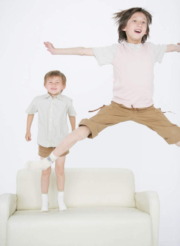 西方人,儿童,两个人,伙伴,朋友,跳,伸展双臂,竖图,室内,白天,白色背景,正面,友谊,纯洁,靠垫,沙发,欧洲,欧洲人,服装,靠枕,半空,注视,休闲装,小孩,衣服,垫子,枕头,观察,看,休闲,休闲服,可爱,童年,童趣,摄影,服饰,影棚,观看,张开双腿,察看,关注,布艺沙发,童真,烂漫,无邪,展开双腿,天真,友情,男孩,男人,男性,白种人,敞开双臂,伸开双臂,跳跃,展开双肩,张开手臂,张开双臂,半身,彩图,影棚拍摄,拍摄,男生,伸展双腿