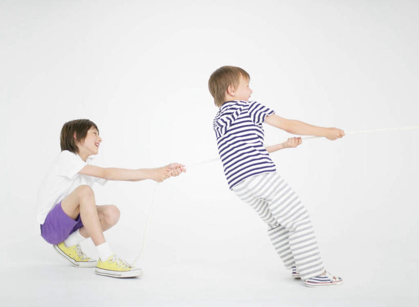 西方人,儿童,两个人,伙伴,朋友,站,蹲,横图,室内,白天,白色背景,侧面,锻炼,友谊,纯洁,运动,拔河,欧洲,欧洲人,握,服装,速度,拿,拿着,注视,休闲装,娱乐,小孩,衣服,观察,看,站着,休闲,休闲服,可爱,力量,平衡,童年,童趣,握着,摄影,服饰,影棚,观看,技巧,协调,察看,关注,灵敏,童真,烂漫,无邪,柔韧,趣味,耐力,抗争,体育,天真,友情,男孩,男人,男性,白种人,蹲着,站立,彩图,全身,影棚拍摄,健身,拍摄,男生