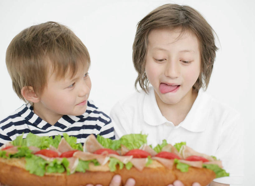 点心,面包,西方人,儿童,两个人,伙伴,朋友,横图,室内,白天,白色背景,正面,烹饪,西餐,友谊,纯洁,蔬菜,欧洲,欧洲人,握,服装,新鲜,生菜,莴苣,三明治,料理,食品,面点,拿,法国面包,拿着,注视,休闲装,吐舌头,菜肴,美食,食物,糕点,一个,小孩,衣服,快餐,观察,看,伸舌头,休闲,休闲服,吐舌,可爱,童年,童趣,西式,舔,握着,摄影,服饰,佳肴,有机食品,绿色食品,影棚,单个,观看,法棍,察看,长棍面包,关注,童真,西式快餐,烂漫,无邪,三文治,法式长棍面包,春菜,鹅仔菜,莴仔菜,千金菜,叶用莴苣,天真,友情,男孩,男人,男性,白种人,半身,彩图,影棚拍摄,拍摄,男生