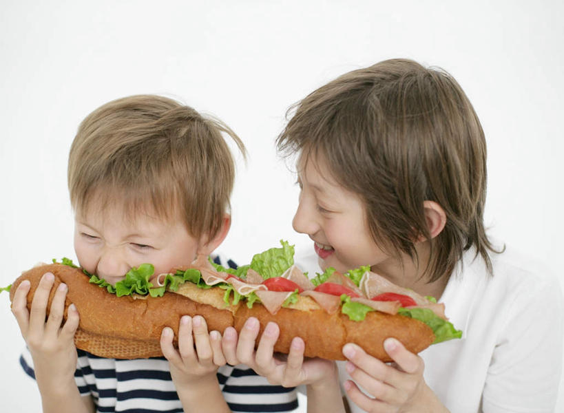 点心,面包,西方人,儿童,两个人,伙伴,朋友,笑,吃,微笑,露齿笑,横图,室内,白天,白色背景,正面,烹饪,西餐,友谊,纯洁,蔬菜,欧洲,欧洲人,握,服装,新鲜,生菜,莴苣,三明治,料理,食品,面点,拿,法国面包,拿着,注视,休闲装,菜肴,美食,食物,糕点,一个,小孩,衣服,快餐,观察,看,休闲,休闲服,可爱,童年,童趣,西式,握着,摄影,服饰,佳肴,有机食品,绿色食品,影棚,单个,观看,法棍,察看,长棍面包,关注,童真,西式快餐,烂漫,无邪,三文治,法式长棍面包,春菜,鹅仔菜,莴仔菜,千金菜,叶用莴苣,天真,友情,男孩,男人,男性,白种人,嚼,食,半身,彩图,影棚拍摄,拍摄,男生