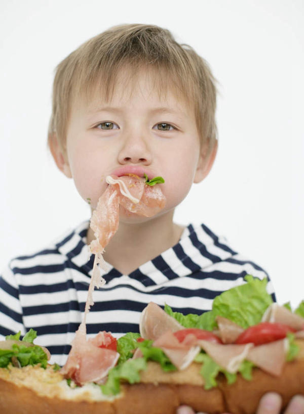 点心,面包,西方人,儿童,一个人,吃,竖图,室内,白天,白色背景,正面,烹饪,西餐,纯洁,蔬菜,欧洲,欧洲人,仅一个男性,仅一个人,握,条纹,服装,新鲜,生菜,莴苣,三明治,料理,食品,面点,拿,法国面包,拿着,注视,休闲装,菜肴,美食,食物,糕点,一个,小孩,衣服,快餐,观察,看,仅一个小孩,休闲,休闲服,可爱,童年,童趣,西式,握着,摄影,服饰,佳肴,有机食品,绿色食品,影棚,单个,观看,法棍,察看,长棍面包,关注,童真,西式快餐,烂漫,无邪,三文治,法式长棍面包,春菜,鹅仔菜,莴仔菜,千金菜,叶用莴苣,天真,男孩,男人,男性,白种人,孩子,嚼,食,半身,彩图,影棚拍摄,拍摄,男生