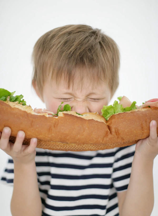 点心,面包,西方人,儿童,一个人,吃,竖图,室内,白天,白色背景,正面,烹饪,西餐,纯洁,蔬菜,欧洲,欧洲人,仅一个男性,仅一个人,握,条纹,服装,新鲜,生菜,莴苣,三明治,料理,食品,面点,拿,法国面包,拿着,注视,休闲装,菜肴,美食,食物,糕点,一个,小孩,衣服,快餐,观察,看,仅一个小孩,休闲,休闲服,可爱,童年,童趣,西式,握着,摄影,服饰,佳肴,有机食品,绿色食品,影棚,单个,观看,法棍,察看,长棍面包,关注,童真,西式快餐,烂漫,无邪,三文治,法式长棍面包,春菜,鹅仔菜,莴仔菜,千金菜,叶用莴苣,天真,男孩,男人,男性,白种人,孩子,嚼,食,半身,彩图,影棚拍摄,拍摄,男生