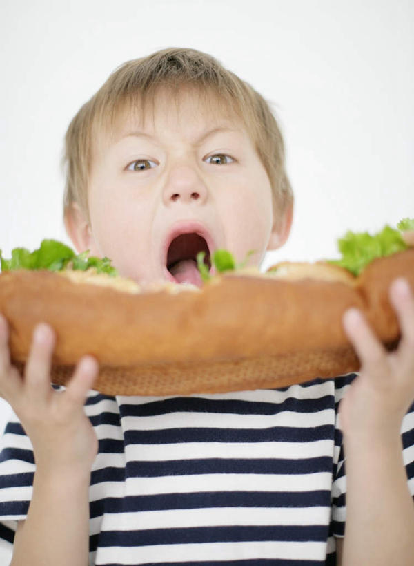 点心,面包,西方人,儿童,一个人,吃,竖图,室内,白天,白色背景,正面,烹饪,西餐,纯洁,蔬菜,欧洲,欧洲人,仅一个男性,仅一个人,握,条纹,服装,新鲜,生菜,莴苣,三明治,料理,食品,面点,拿,法国面包,拿着,注视,休闲装,菜肴,美食,食物,糕点,一个,小孩,衣服,快餐,观察,看,张嘴,仅一个小孩,休闲,休闲服,可爱,童年,童趣,西式,握着,摄影,服饰,佳肴,有机食品,绿色食品,影棚,单个,观看,法棍,察看,长棍面包,关注,张大嘴巴,童真,西式快餐,烂漫,无邪,三文治,法式长棍面包,春菜,鹅仔菜,莴仔菜,千金菜,叶用莴苣,天真,男孩,男人,男性,白种人,孩子,张开嘴,嚼,食,半身,彩图,影棚拍摄,拍摄,男生