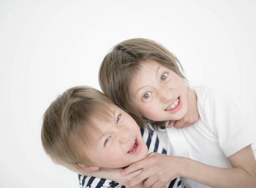 西方人,儿童,两个人,伙伴,朋友,站,抱,笑,微笑,露齿笑,横图,室内,白天,白色背景,正面,友谊,纯洁,欧洲,欧洲人,服装,注视,休闲装,小孩,衣服,观察,看,站着,休闲,休闲服,可爱,童年,童趣,摄影,服饰,影棚,抱着,观看,察看,搂着,关注,童真,烂漫,无邪,天真,友情,男孩,男人,男性,白种人,怀抱,搂,搂抱,相抱,拥抱,站立,半身,彩图,影棚拍摄,拍摄,男生