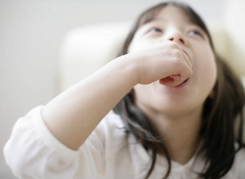 点心,东方人,儿童,一个人,吃,横图,室内,白天,正面,纯洁,亚洲,仅一个女性,仅一个人,握,服装,朦胧,模糊,食品,拿,拿着,注视,黄种人,食物,小孩,衣服,饼干,零食,观察,看,张嘴,仅一个小孩,可爱,童年,童趣,握着,服饰,观看,察看,衣着,穿着,关注,张大嘴巴,童真,烂漫,无邪,衣饰,天真,女孩,女人,女性,亚洲人,孩子,张开嘴,嚼,食,抬头,仰头,半身,彩图,女生