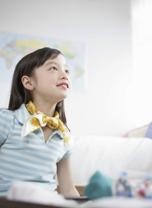 东方人,儿童,一个人,坐,笑,微笑,竖图,室内,白天,仰视,纯洁,床,卧室,道路,地图,亚洲,仅一个女性,仅一个人,握,服装,朦胧,模糊,装饰,信息,丝巾,墙,双人床,床单,交通,拿,拿着,注视,休闲装,黄种人,方向,被子,墙壁,墙面,小孩,衣服,观察,看,仅一个小孩,休闲,休闲服,可爱,童年,童趣,握着,服饰,观看,引导,指引,华丽,点缀,察看,被单,关注,童真,烂漫,无邪,衬托,美观,雅致,雅观,天真,女孩,女人,女性,亚洲人,孩子,坐着,半身,彩图,低角度拍摄,睡房,卧房,导航,女生