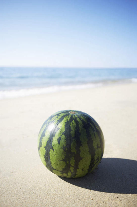 无人,竖图,室外,特写,白天,正面,海浪,海洋,沙滩,西瓜,水果,阴影,朦胧,模糊,新鲜,光线,沙子,影子,海岸,浪花,水平线,辽阔,生食,食品,果实,海平线,沙地,食物,一个,蓝色,绿色,蓝天,天空,阳光,海水,天,广阔,有机食品,绿色食品,晴朗,单个,一望无际,海景,万里无云,无边无际,一马平川,大海,风浪,海,海水的波动,海滩,近岸浪,涌浪,晴空,晴空万里,寒瓜,彩图,水天相接,水天一线