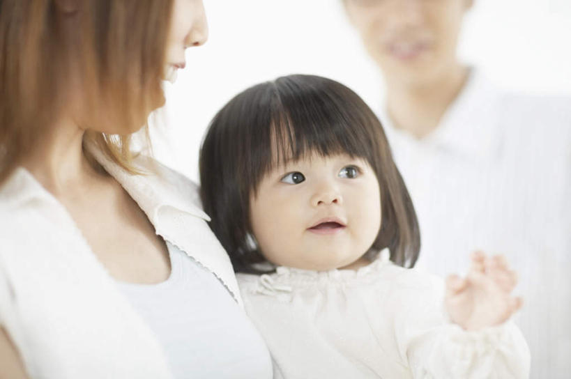 东方人,儿童,三个人,家庭,夫妻,母亲,父亲,女儿,站,抱,笑,微笑,露齿笑,横图,室内,白天,白色背景,正面,爱情,纯洁,亚洲,服装,朦胧,模糊,浪漫,注视,休闲装,黄种人,小孩,衣服,观察,看,站着,休闲,温暖,温馨,父女,母女,三口之家,一家人,休闲服,恩爱,父爱,可爱,母爱,童年,童趣,恋人,摄影,服饰,影棚,抱着,观看,和睦,察看,搂着,关注,童真,烂漫,无邪,天真,男人,男性,年轻男性,年轻女性,女孩,女人,女性,亚洲人,孩子,年轻人,夫妇,情侣,怀抱,搂,搂抱,相抱,拥抱,站立,半身,彩图,影棚拍摄,拍摄,伴侣,融洽,女生