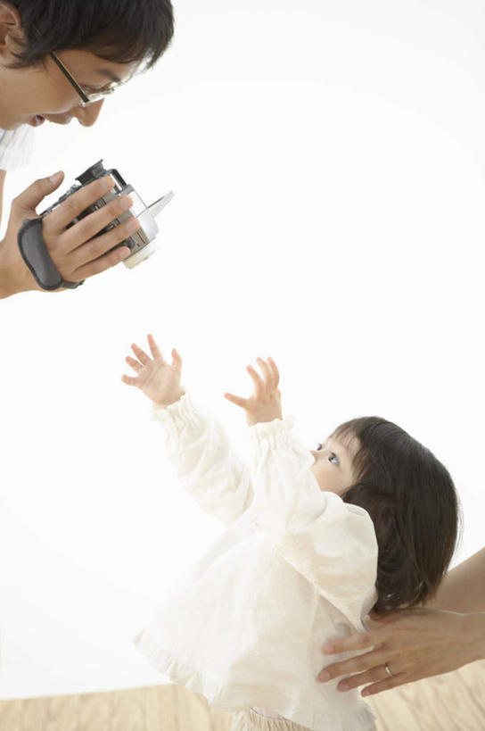 东方人,儿童,两个人,家庭,父亲,女儿,栏杆,站,举,笑,微笑,露齿笑,竖图,室内,白天,白色背景,仰视,纯洁,安全,床,亚洲,握,服装,朦胧,模糊,眼镜,围栏,摄像机,拿,拿着,注视,休闲装,黄种人,护栏,小孩,衣服,观察,看,托,站着,休闲,舒服,温暖,温馨,父女,一家人,休闲服,父爱,可爱,童年,童趣,摄像,握着,摄影,服饰,单人床,影棚,摄影机,婴儿用品,观看,婴儿床,保护,和睦,察看,舒适,关注,录像,近视眼镜,童真,烂漫,无邪,天真,男人,男性,年轻男性,女孩,亚洲人,孩子,年轻人,举起,举手,举着,向上举,向上伸,向上托,站立,半身,彩图,低角度拍摄,影棚拍摄,拍摄,融洽,女生