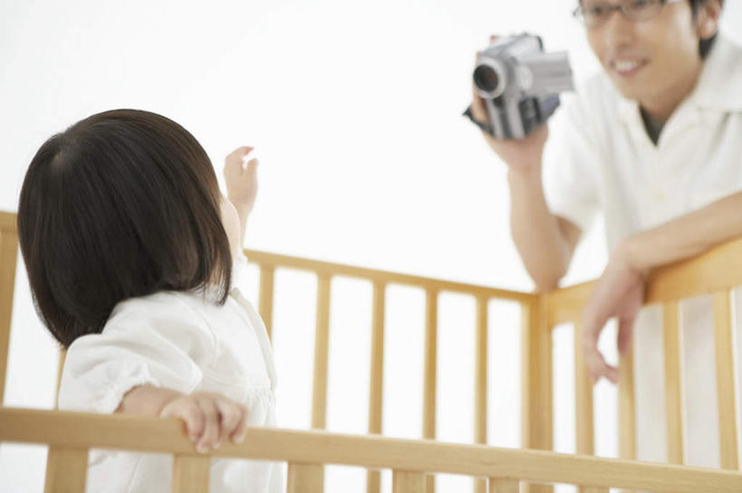 东方人,儿童,两个人,家庭,父亲,女儿,栏杆,站,举,笑,微笑,露齿笑,横图,室内,白天,白色背景,仰视,纯洁,安全,床,亚洲,握,服装,朦胧,模糊,眼镜,围栏,摄像机,拿,拿着,注视,休闲装,黄种人,护栏,小孩,衣服,观察,看,托,站着,休闲,舒服,温暖,温馨,父女,一家人,休闲服,父爱,可爱,童年,童趣,摄像,握着,摄影,服饰,单人床,影棚,摄影机,婴儿用品,观看,婴儿床,保护,和睦,察看,舒适,关注,录像,近视眼镜,童真,烂漫,无邪,天真,男人,男性,年轻男性,女孩,亚洲人,孩子,年轻人,举起,举手,举着,向上举,向上伸,向上托,站立,半身,彩图,低角度拍摄,影棚拍摄,拍摄,融洽,女生