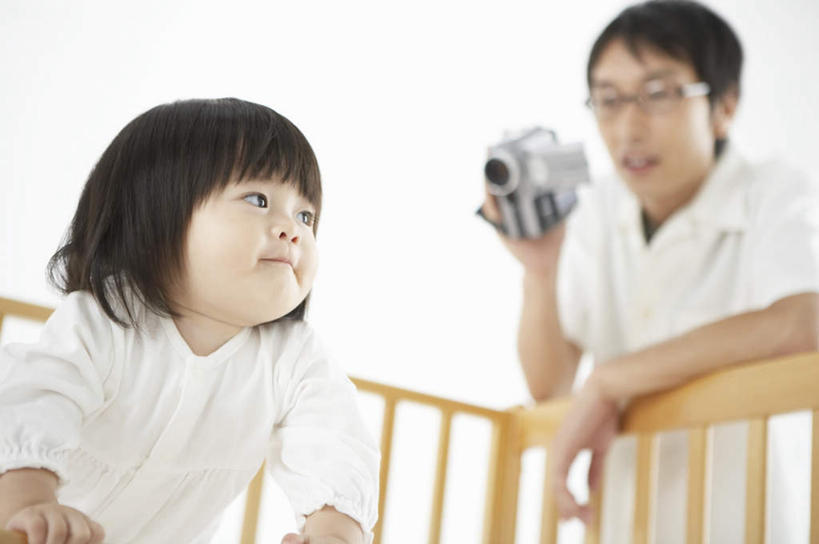 东方人,儿童,两个人,家庭,父亲,女儿,栏杆,站,笑,微笑,露齿笑,横图,室内,白天,白色背景,仰视,纯洁,安全,床,亚洲,握,服装,朦胧,模糊,眼镜,围栏,摄像机,拿,拿着,注视,休闲装,黄种人,护栏,小孩,衣服,观察,看,站着,休闲,舒服,温暖,温馨,父女,一家人,休闲服,父爱,可爱,童年,童趣,摄像,握着,摄影,服饰,单人床,影棚,摄影机,婴儿用品,观看,婴儿床,保护,和睦,察看,舒适,关注,录像,近视眼镜,童真,烂漫,无邪,天真,男人,男性,年轻男性,女孩,亚洲人,孩子,年轻人,站立,半身,彩图,低角度拍摄,影棚拍摄,拍摄,融洽,女生
