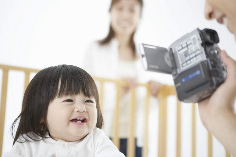 东方人,儿童,三个人,家庭,夫妻,母亲,父亲,女儿,栏杆,站,笑,微笑,露齿笑,横图,室内,白天,白色背景,正面,爱情,纯洁,安全,床,亚洲,握,服装,朦胧,模糊,眼镜,围栏,摄像机,浪漫,拿,拿着,注视,休闲装,黄种人,护栏,小孩,衣服,观察,看,站着,休闲,舒服,温暖,温馨,父女,母女,三口之家,一家人,休闲服,恩爱,父爱,可爱,母爱,童年,童趣,摄像,握着,恋人,摄影,服饰,单人床,影棚,摄影机,婴儿用品,观看,婴儿床,保护,和睦,察看,舒适,关注,录像,近视眼镜,童真,烂漫,无邪,天真,男人,男性,年轻男性,年轻女性,女孩,女人,女性,亚洲人,孩子,年轻人,夫妇,情侣,站立,半身,彩图,影棚拍摄,拍摄,伴侣,融洽,女生