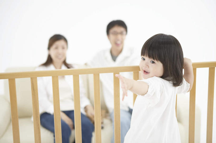 东方人,儿童,背部,三个人,家庭,夫妻,母亲,父亲,女儿,栏杆,站,坐,笑,微笑,露齿笑,横图,室内,白天,白色背景,正面,爱情,纯洁,安全,床,沙发,亚洲,服装,朦胧,模糊,眼镜,围栏,浪漫,注视,休闲装,黄种人,护栏,小孩,衣服,观察,看,站着,休闲,舒服,温暖,温馨,父女,母女,三口之家,一家人,休闲服,恩爱,父爱,可爱,母爱,童年,童趣,恋人,摄影,服饰,单人床,影棚,婴儿用品,观看,婴儿床,保护,和睦,察看,舒适,关注,近视眼镜,布艺沙发,童真,烂漫,无邪,天真,男人,男性,年轻男性,年轻女性,女孩,女人,女性,亚洲人,孩子,年轻人,夫妇,情侣,站立,坐着,半身,彩图,影棚拍摄,拍摄,伴侣,融洽,女生