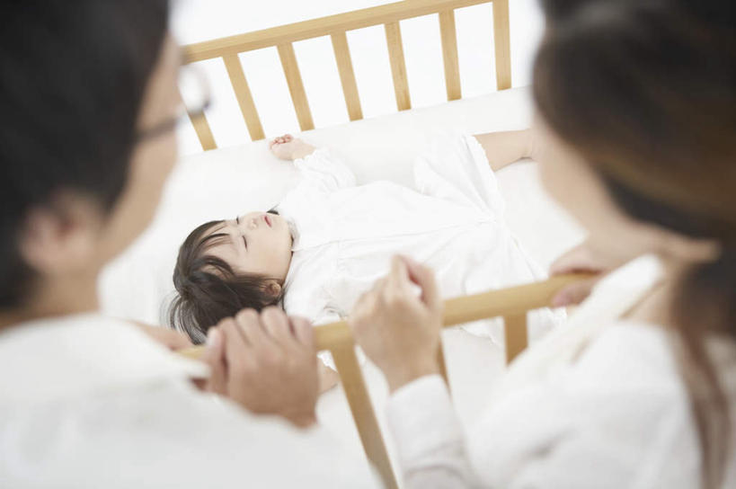 东方人,儿童,三个人,家庭,夫妻,母亲,父亲,女儿,栏杆,站,躺,闭眼,睡,横图,俯视,室内,白天,白色背景,爱情,纯洁,安全,床,亚洲,服装,眼镜,围栏,浪漫,休闲装,黄种人,护栏,小孩,衣服,站着,休闲,舒服,温暖,温馨,父女,母女,三口之家,一家人,休闲服,恩爱,父爱,可爱,母爱,童年,童趣,恋人,摄影,服饰,单人床,影棚,婴儿用品,婴儿床,保护,和睦,舒适,近视眼镜,童真,烂漫,无邪,卧着,天真,男人,男性,年轻男性,年轻女性,女孩,女人,女性,亚洲人,孩子,年轻人,夫妇,情侣,闭眼睛,闭着眼,闭着眼睛,困,困觉,寝息,睡觉,躺着,卧,站立,半身,彩图,高角度拍摄,影棚拍摄,拍摄,伴侣,融洽,女生