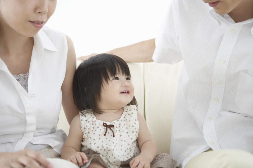 东方人,儿童,三个人,家庭,夫妻,母亲,父亲,女儿,客厅,坐,笑,微笑,露齿笑,横图,室内,白天,白色背景,正面,爱情,纯洁,沙发,亚洲,服装,浪漫,注视,休闲装,黄种人,小孩,衣服,观察,看,休闲,温暖,温馨,父女,母女,三口之家,一家人,休闲服,恩爱,父爱,可爱,母爱,童年,童趣,恋人,摄影,服饰,影棚,观看,和睦,察看,起居室,关注,布艺沙发,童真,烂漫,无邪,客堂,天真,男人,男性,年轻男性,年轻女性,女孩,女人,女性,亚洲人,孩子,年轻人,夫妇,情侣,坐着,半身,彩图,影棚拍摄,拍摄,伴侣,融洽,女生