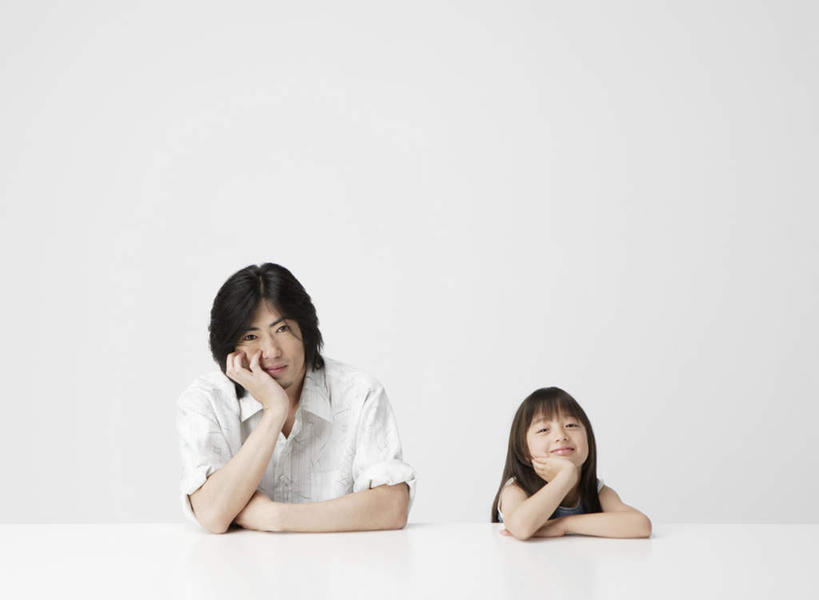东方人,儿童,中年人,两个人,家庭,父亲,女儿,坐,笑,微笑,横图,室内,白天,白色背景,正面,纯洁,桌面,桌子,亚洲,撑,服装,木制,托腮,注视,休闲装,黄种人,小孩,衣服,木制品,观察,看,托,休闲,温暖,温馨,父女,一家人,休闲服,父爱,可爱,童年,童趣,摄影,服饰,影棚,观看,和睦,察看,关注,托下巴,童真,烂漫,无邪,天真,男人,男性,女孩,中年男性,亚洲人,孩子,坐着,半身,彩图,影棚拍摄,拍摄,融洽,女生