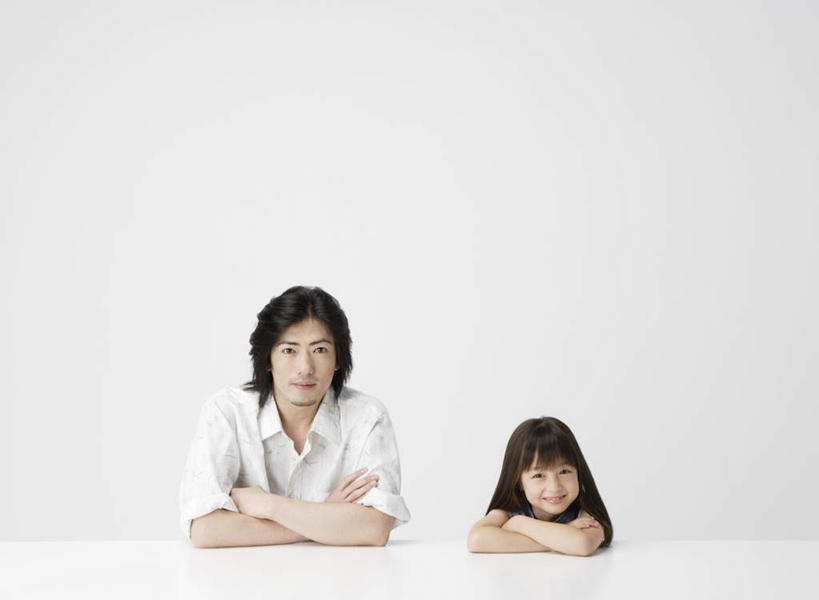 东方人,儿童,中年人,两个人,家庭,父亲,女儿,坐,笑,双手交叉,微笑,横图,室内,白天,白色背景,正面,纯洁,桌面,桌子,亚洲,服装,木制,注视,休闲装,黄种人,小孩,衣服,木制品,观察,看,趴着,休闲,温暖,温馨,父女,一家人,休闲服,父爱,可爱,童年,童趣,摄影,服饰,影棚,观看,和睦,察看,双手抱胸,关注,童真,烂漫,无邪,天真,男人,男性,女孩,中年男性,亚洲人,孩子,趴,坐着,半身,彩图,影棚拍摄,拍摄,融洽,女生