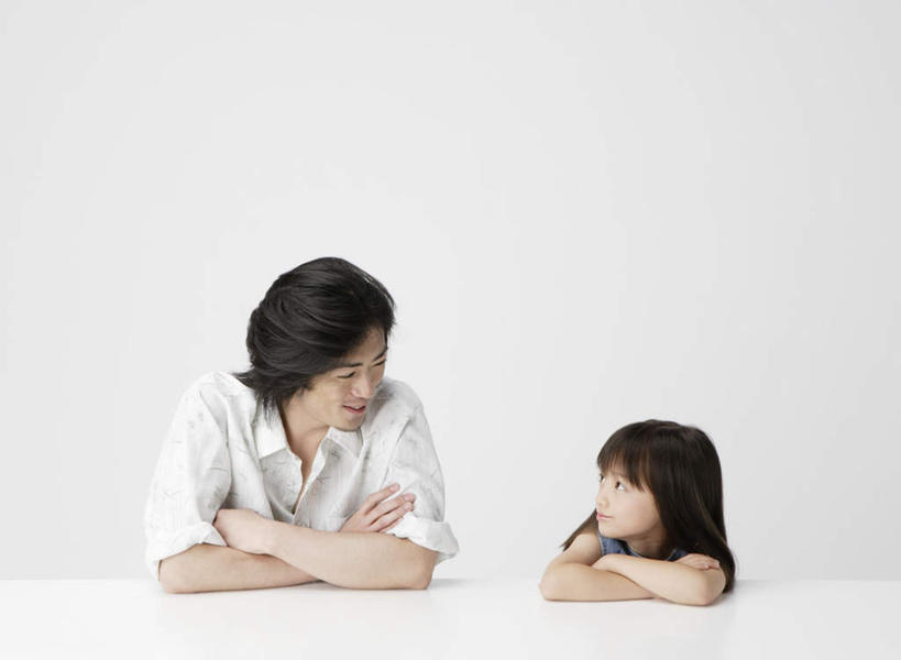 东方人,儿童,中年人,两个人,家庭,父亲,女儿,坐,笑,双手交叉,微笑,横图,室内,白天,白色背景,正面,纯洁,桌面,桌子,亚洲,服装,木制,注视,休闲装,黄种人,相视,小孩,衣服,木制品,观察,看,趴着,休闲,温暖,温馨,父女,一家人,面对面,休闲服,父爱,可爱,童年,童趣,摄影,服饰,影棚,观看,对视,和睦,察看,双手抱胸,互视,关注,相对,童真,烂漫,无邪,相看,天真,男人,男性,女孩,中年男性,亚洲人,孩子,趴,坐着,半身,彩图,影棚拍摄,拍摄,融洽,女生