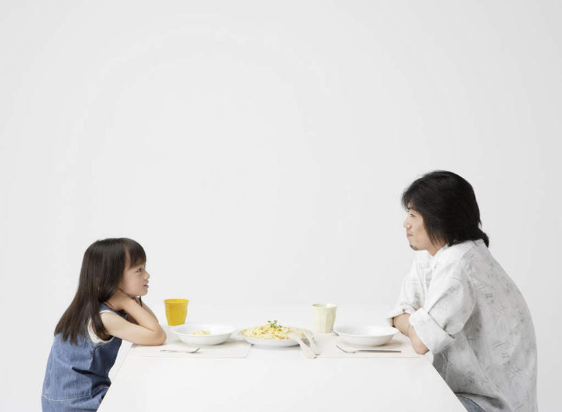 果汁,东方人,儿童,中年人,两个人,家庭,父亲,女儿,坐,笑,微笑,横图,室内,白天,白色背景,侧面,早餐,纯洁,桌面,桌子,柑橘,杯子,餐具,亚洲,撑,服装,木制,碟子,盘,橙汁,饮品,托腮,注视,休闲装,黄种人,相视,玻璃制品,饮料,小孩,衣服,盘子,木制品,水杯,碟,观察,看,托,休闲,温暖,温馨,父女,一家人,面对面,休闲服,父爱,可爱,童年,童趣,摄影,服饰,影棚,观看,对视,和睦,察看,互视,关注,可口,托下巴,相对,童真,烂漫,无邪,相看,适口,天真,男人,男性,女孩,中年男性,亚洲人,孩子,玻璃杯,橘子,桔子,橙子,橙,坐着,半身,彩图,影棚拍摄,早饭,拍摄,融洽,女生