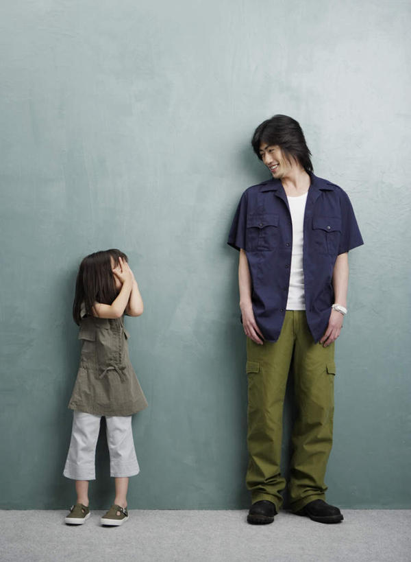 东方人,儿童,中年人,两个人,家庭,父亲,女儿,站,竖图,室内,白天,正面,纯洁,亚洲,服装,墙,注视,休闲装,黄种人,墙壁,墙面,小孩,衣服,观察,看,站着,休闲,温暖,温馨,父女,一家人,休闲服,父爱,可爱,童年,童趣,遮,遮掩,摄影,服饰,影棚,观看,和睦,察看,掩盖,遮挡,关注,童真,烂漫,无邪,遮盖,掩饰,天真,男人,男性,女孩,中年男性,亚洲人,孩子,站立,彩图,全身,影棚拍摄,拍摄,融洽,女生