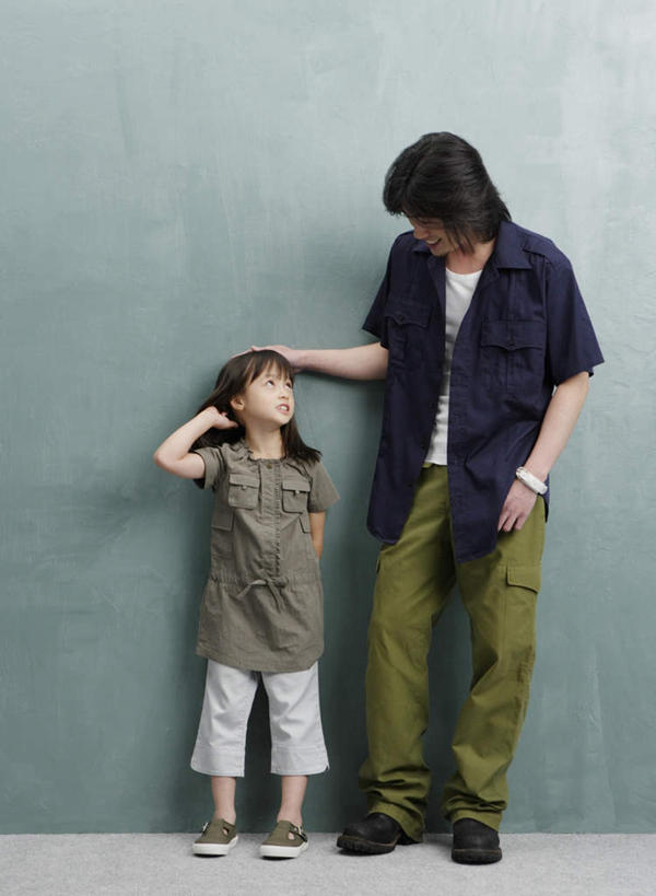 东方人,儿童,中年人,两个人,家庭,父亲,女儿,站,摸,竖图,室内,白天,正面,纯洁,亚洲,抚摸,服装,墙,注视,休闲装,黄种人,墙壁,墙面,小孩,衣服,低头,观察,看,站着,休闲,温暖,温馨,父女,一家人,休闲服,父爱,可爱,童年,童趣,摄影,服饰,影棚,观看,和睦,察看,关注,童真,烂漫,无邪,垂头,天真,男人,男性,女孩,中年男性,亚洲人,孩子,触摸,接触,站立,彩图,全身,影棚拍摄,拍摄,融洽,女生