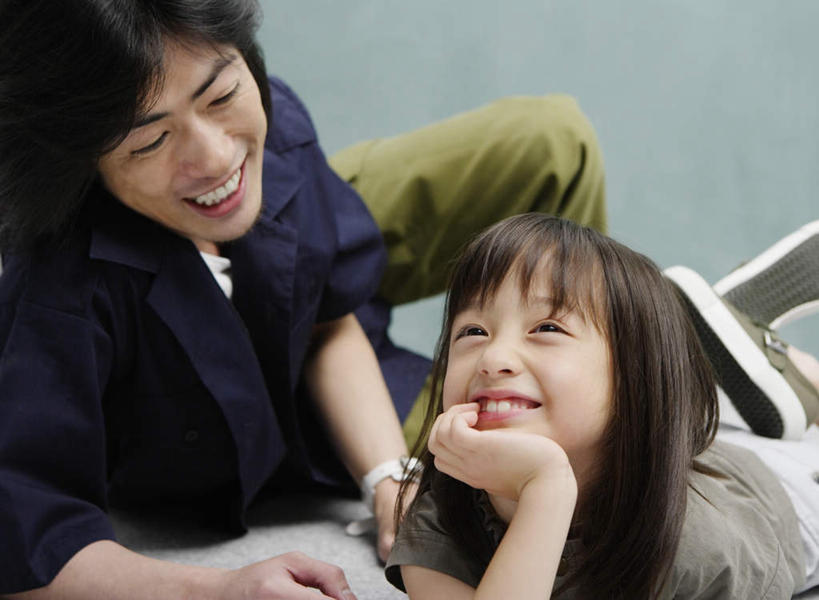 东方人,儿童,中年人,两个人,家庭,父亲,女儿,笑,微笑,露齿笑,横图,室内,白天,正面,纯洁,亚洲,撑,服装,时间,时钟,手表,墙,计时,托腮,注视,休闲装,黄种人,墙壁,墙面,小孩,衣服,钟表,观察,看,趴着,托,休闲,温暖,温馨,父女,一家人,休闲服,表,父爱,可爱,童年,童趣,摄影,服饰,影棚,观看,腕表,和睦,察看,关注,托下巴,童真,烂漫,无邪,天真,男人,男性,女孩,中年男性,亚洲人,孩子,钟,趴,半身,彩图,影棚拍摄,拍摄,融洽,女生