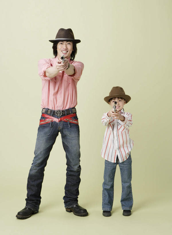 东方人,儿童,中年人,两个人,家庭,父亲,女儿,站,竖图,室内,白天,正面,纯洁,竞争,帽子,亚洲,对抗,握,绿色背景,服装,冲突,枪支,拿,拿着,注视,休闲装,黄种人,破坏,小孩,衣服,观察,看,站着,休闲,温暖,温馨,父女,一家人,休闲服,牛仔帽,武器,父爱,可爱,童年,童趣,战争,握着,摄影,服饰,手枪,影棚,观看,损坏,和睦,察看,攻击,威胁,对立,关注,矛盾,兵器,对准,瞄准,防御,枪械,童真,烂漫,无邪,弹夹,敌对,挫败,斗争,抗拒,抗衡,杀伤,威慑,子弹夹,天真,危险,男人,男性,女孩,中年男性,亚洲人,孩子,站立,彩图,全身,影棚拍摄,拍摄,融洽,女生