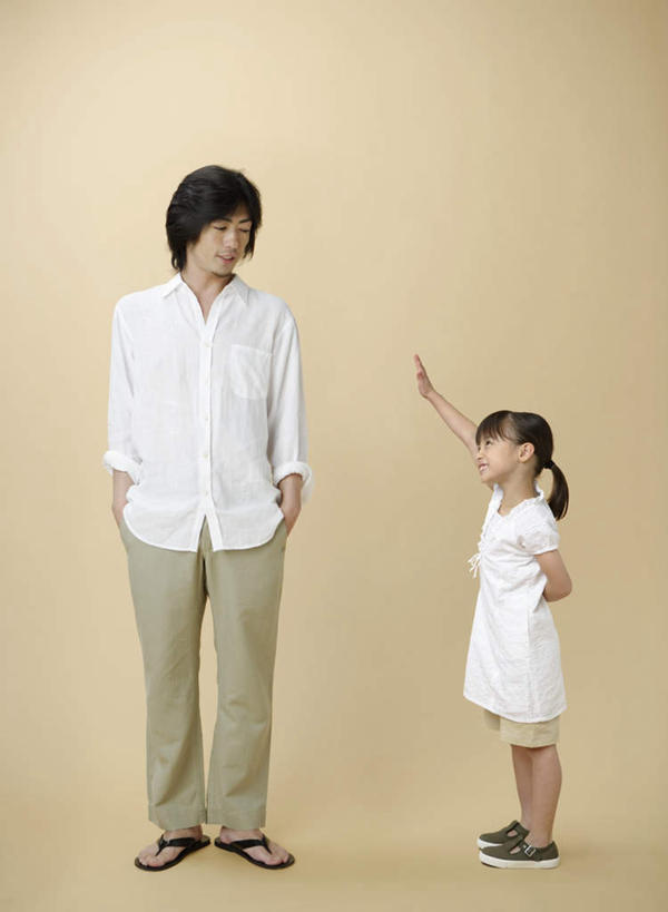 东方人,儿童,中年人,两个人,家庭,父亲,女儿,站,举,竖图,室内,白天,正面,裙子,纯洁,亚洲,黄色背景,连衣裙,服装,注视,休闲装,黄种人,小孩,衣服,观察,看,托,站着,休闲,温暖,温馨,父女,一家人,休闲服,父爱,可爱,童年,童趣,摄影,服饰,影棚,观看,和睦,察看,双手插袋,关注,手插袋,童真,烂漫,无邪,双手抄兜,双手放兜,天真,男人,男性,女孩,中年男性,亚洲人,孩子,插兜,举起,举手,举着,两手抄兜,两手放兜,手插兜,手放口袋,向上举,向上伸,向上托,站立,彩图,全身,影棚拍摄,拍摄,融洽,女生,手抄兜