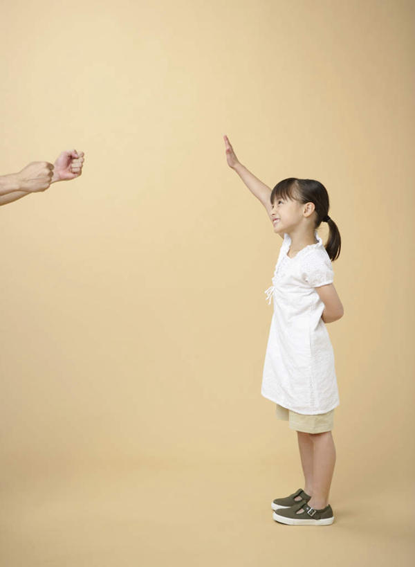 东方人,儿童,中年人,两个人,家庭,父亲,女儿,站,举,竖图,室内,白天,侧面,裙子,纯洁,亚洲,黄色背景,连衣裙,服装,注视,黄种人,小孩,衣服,观察,看,托,站着,温暖,温馨,父女,一家人,父爱,可爱,童年,童趣,摄影,服饰,影棚,观看,和睦,察看,衣着,穿着,关注,童真,烂漫,无邪,衣饰,天真,男人,男性,女孩,中年男性,亚洲人,孩子,举起,举手,举着,向上举,向上伸,向上托,站立,半身,彩图,影棚拍摄,拍摄,融洽,女生