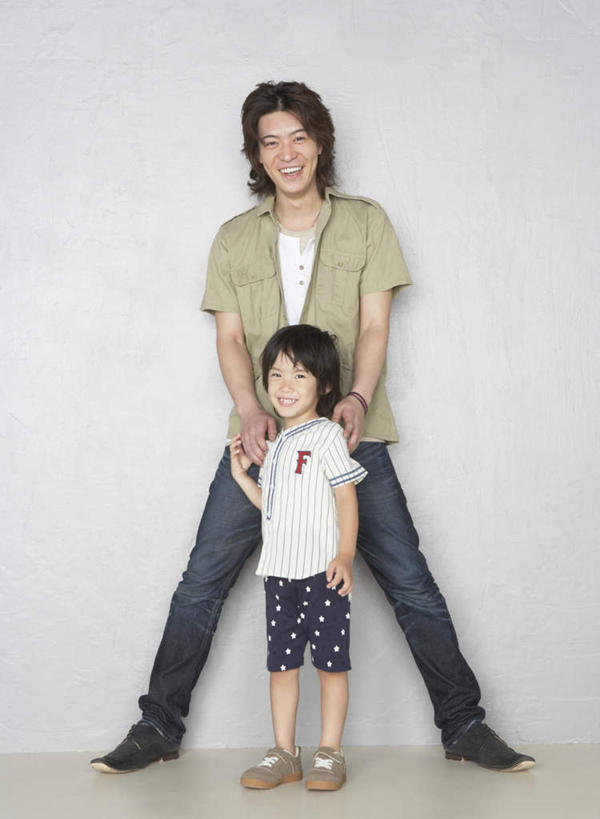 东方人,儿童,两个人,家庭,父亲,儿子,站,笑,微笑,露齿笑,竖图,室内,白天,正面,纯洁,亚洲,灰色背景,服装,裤子,注视,牛仔裤,休闲装,黄种人,小孩,衣服,观察,看,站着,休闲,温暖,温馨,父子,一家人,休闲服,父爱,可爱,童年,童趣,搭,摄影,服饰,影棚,观看,张开双腿,和睦,察看,搭着,关注,童真,烂漫,无邪,展开双腿,天真,男孩,男人,男性,年轻男性,亚洲人,孩子,年轻人,站立,彩图,全身,影棚拍摄,拍摄,融洽,男生,伸展双腿