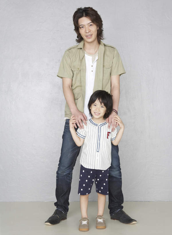 东方人,儿童,两个人,家庭,父亲,儿子,站,笑,微笑,露齿笑,竖图,室内,白天,正面,纯洁,亚洲,灰色背景,服装,裤子,注视,牛仔裤,休闲装,黄种人,小孩,衣服,观察,看,站着,休闲,温暖,温馨,父子,一家人,休闲服,父爱,可爱,童年,童趣,搭,摄影,服饰,影棚,观看,张开双腿,和睦,察看,搭着,关注,童真,烂漫,无邪,展开双腿,天真,男孩,男人,男性,年轻男性,亚洲人,孩子,年轻人,站立,彩图,全身,影棚拍摄,拍摄,融洽,男生,伸展双腿