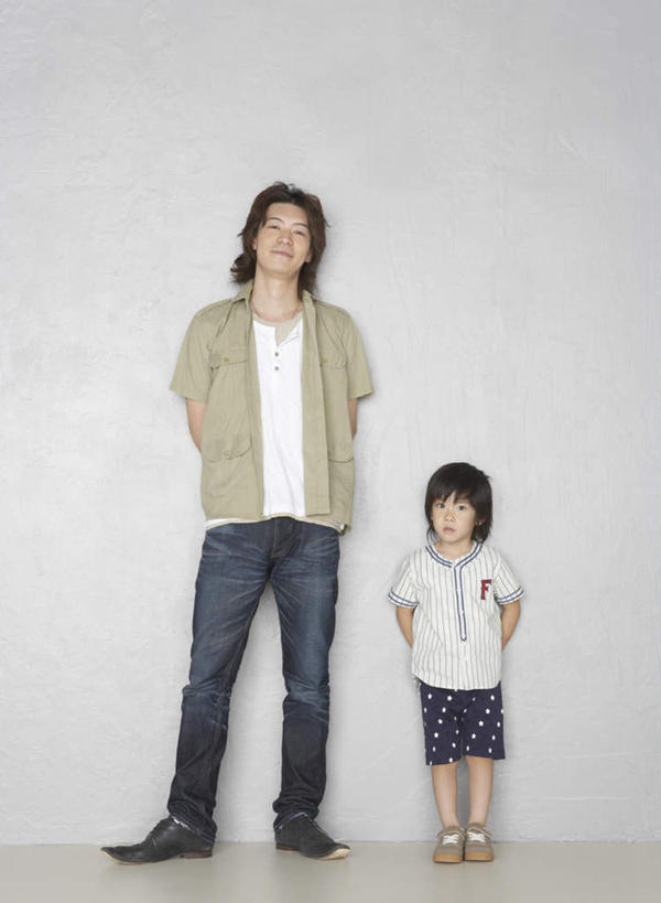 东方人,儿童,两个人,家庭,父亲,儿子,站,笑,微笑,竖图,室内,白天,正面,纯洁,亚洲,灰色背景,服装,注视,休闲装,黄种人,小孩,衣服,观察,看,站着,休闲,温暖,温馨,父子,一家人,休闲服,父爱,可爱,童年,童趣,摄影,服饰,影棚,观看,和睦,察看,关注,童真,烂漫,无邪,背手,天真,男孩,男人,男性,年轻男性,亚洲人,孩子,年轻人,站立,彩图,全身,影棚拍摄,拍摄,融洽,男生