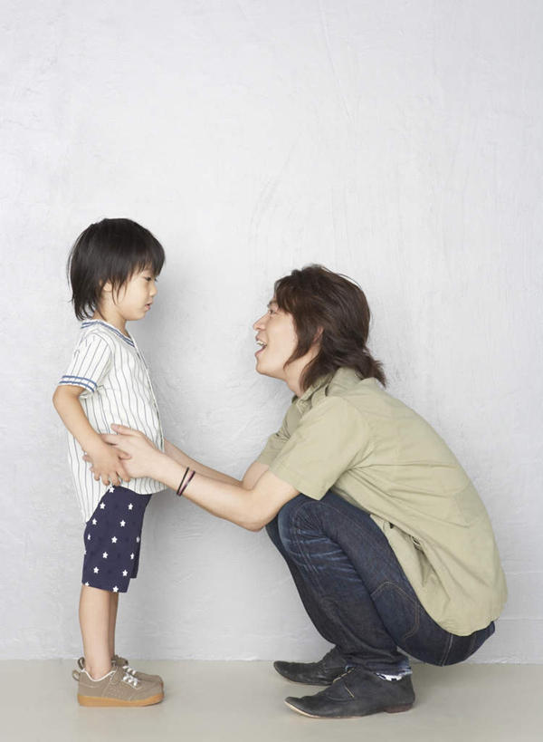 东方人,儿童,两个人,家庭,父亲,儿子,站,抱,竖图,室内,白天,侧面,纯洁,亚洲,灰色背景,服装,注视,休闲装,黄种人,相视,小孩,衣服,观察,看,站着,休闲,温暖,温馨,父子,一家人,面对面,休闲服,父爱,可爱,童年,童趣,摄影,服饰,影棚,抱着,观看,对视,和睦,察看,互视,搂着,关注,相对,童真,烂漫,无邪,相看,天真,男孩,男人,男性,年轻男性,亚洲人,孩子,年轻人,搂,搂抱,站立,彩图,全身,影棚拍摄,拍摄,融洽,男生