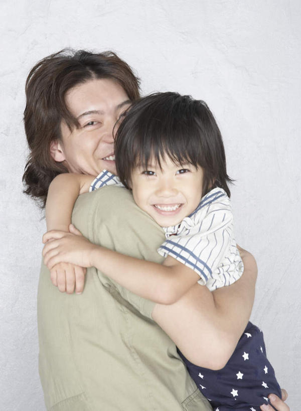 东方人,儿童,两个人,家庭,父亲,儿子,站,抱,笑,微笑,露齿笑,竖图,室内,白天,侧面,纯洁,亚洲,灰色背景,服装,注视,休闲装,黄种人,小孩,衣服,观察,看,站着,休闲,温暖,温馨,父子,一家人,休闲服,父爱,可爱,童年,童趣,摄影,服饰,影棚,抱着,观看,和睦,察看,搂着,关注,童真,烂漫,无邪,天真,男孩,男人,男性,年轻男性,亚洲人,孩子,年轻人,怀抱,搂,搂抱,相抱,拥抱,站立,半身,彩图,影棚拍摄,拍摄,融洽,男生