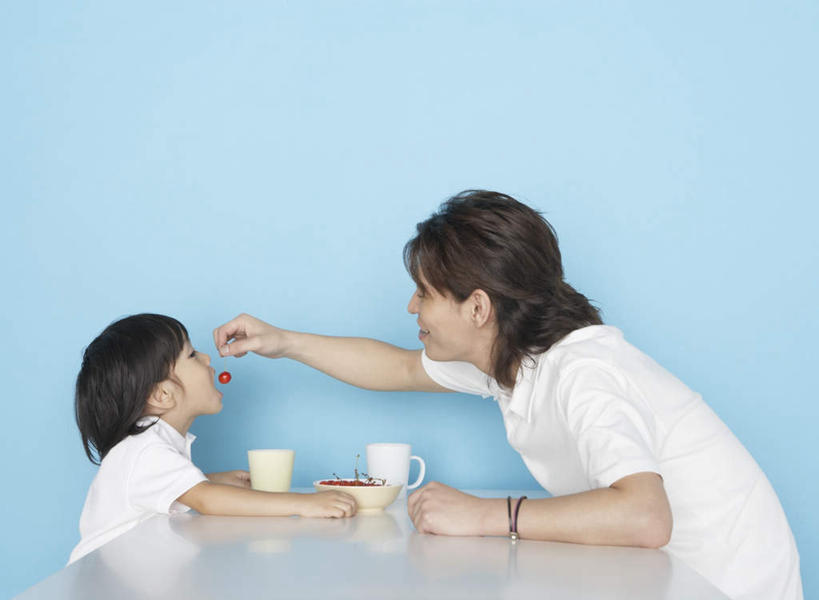 点心,面包,东方人,儿童,两个人,家庭,父亲,儿子,坐,吃,横图,室内,白天,侧面,纯洁,桌面,桌子,樱桃,杯子,餐具,水果,亚洲,握,蓝色背景,服装,新鲜,木制,碟子,盘,陶瓷,生食,食品,面点,果实,陶瓷制品,拿,拿着,注视,休闲装,黄种人,相视,食物,糕点,一个,小孩,衣服,白色,盘子,马克杯,木制品,水杯,碟,观察,看,休闲,温暖,温馨,父子,一家人,面对面,休闲服,父爱,可爱,童年,童趣,握着,摄影,服饰,有机食品,绿色食品,影棚,单个,观看,对视,和睦,察看,互视,关注,相对,童真,烂漫,无邪,相看,天真,男孩,男人,男性,年轻男性,亚洲人,孩子,年轻人,樱珠,莺桃,英桃,楔桃,牛桃,荆桃,嚼,食,坐着,半身,彩图,影棚拍摄,拍摄,融洽,男生