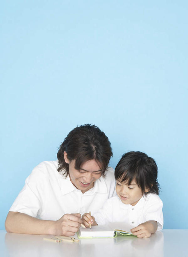 东方人,儿童,两个人,家庭,父亲,儿子,坐,竖图,室内,白天,正面,纯洁,桌面,桌子,亚洲,握,蓝色背景,服装,木制,笔,蜡笔,办公用品,拿,拿着,注视,休闲装,黄种人,文具,小孩,衣服,白色,木制品,学习用品,观察,看,休闲,温暖,温馨,父子,一家人,休闲服,父爱,可爱,童年,童趣,握着,摄影,服饰,影棚,观看,文具用品,和睦,察看,关注,童真,烂漫,无邪,天真,男孩,男人,男性,年轻男性,亚洲人,孩子,年轻人,画画,坐着,半身,彩图,影棚拍摄,拍摄,融洽,男生