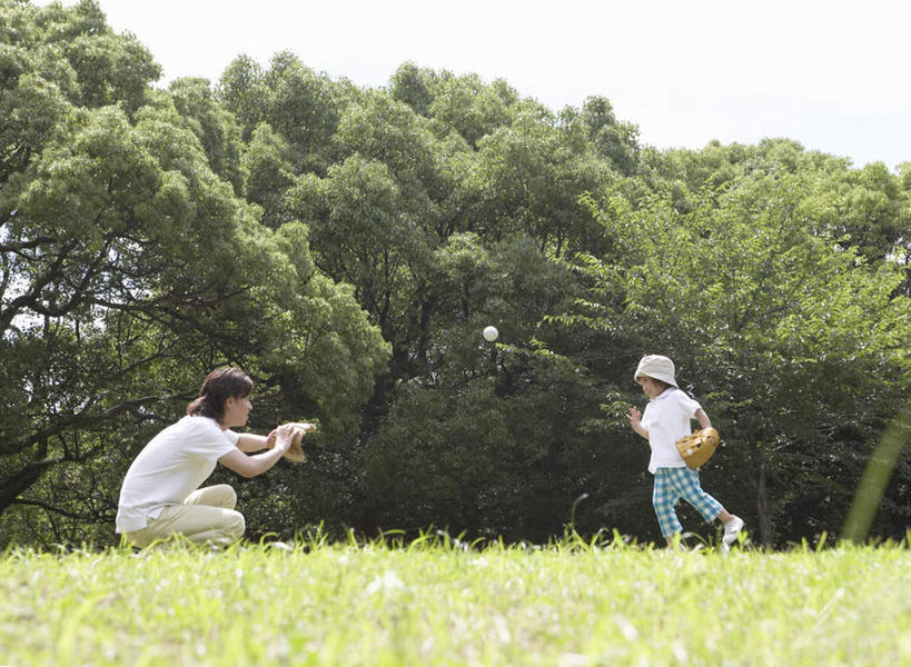 东方人,儿童,两个人,家庭,父亲,儿子,站,蹲,横图,室外,白天,侧面,锻炼,纯洁,运动,棒球,垒球,草地,草坪,植物,帽子,亚洲,握,服装,棒球手套,拿,拿着,注视,休闲装,黄种人,球,草,树,树木,小孩,衣服,绿色,自然,手套,遮阳帽,观察,看,站着,休闲,温暖,温馨,父子,一家人,休闲服,父爱,可爱,童年,童趣,握着,服饰,生长,成长,观看,和睦,察看,关注,童真,烂漫,无邪,体育,天真,男孩,男人,男性,年轻男性,亚洲人,孩子,年轻人,蹲着,站立,彩图,全身,健身,融洽,男生
