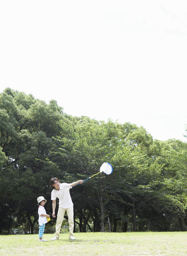 东方人,儿童,两个人,家庭,父亲,儿子,站,举,竖图,室外,白天,正面,纯洁,草地,草坪,植物,帽子,亚洲,握,指,服装,捕虫网,拿,拿着,注视,指点,休闲装,黄种人,草,树,树木,小孩,衣服,绿色,自然,遮阳帽,观察,看,托,站着,休闲,温暖,温馨,父子,一家人,休闲服,父爱,可爱,童年,童趣,握着,服饰,生长,成长,观看,扫网,水网,和睦,察看,指向,关注,童真,烂漫,无邪,扑网,天真,男孩,男人,男性,年轻男性,亚洲人,孩子,年轻人,举起,举手,举着,向上举,向上伸,向上托,站立,彩图,全身,融洽,男生