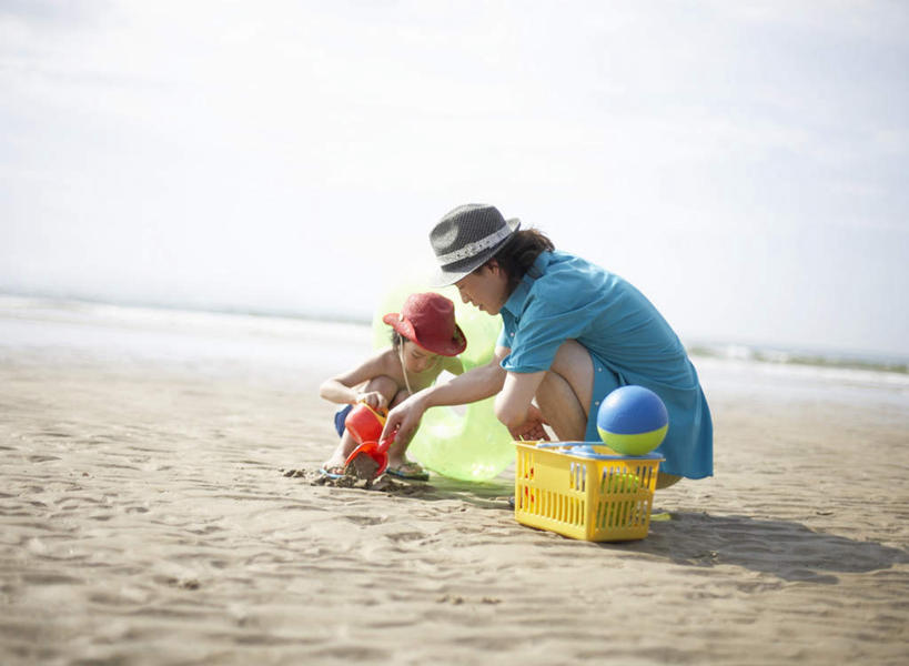 东方人,儿童,两个人,家庭,父亲,儿子,蹲,横图,室外,白天,侧面,游戏,纯洁,海浪,海洋,沙滩,帽子,玩具,亚洲,握,阴影,服装,光线,沙子,影子,塑料,海岸,浪花,云,云朵,沙地,拿,玩,云彩,拿着,注视,休闲装,黄种人,娱乐,盒子,球,小孩,衣服,蓝色,白云,蓝天,天空,阳光,海水,容器,塑料制品,遮阳帽,天,观察,看,休闲,温暖,温馨,父子,一家人,休闲服,父爱,可爱,童年,童趣,益智,握着,服饰,晴朗,观看,活动,储藏,和睦,察看,储存,发泄,关注,消遣,智力,海景,童真,烂漫,无邪,宣泄,天真,男孩,男人,男性,年轻男性,亚洲人,孩子,年轻人,大海,风浪,海,海水的波动,海滩,近岸浪,涌浪,晴空,蹲着,玩耍,嬉戏,彩图,全身,融洽,贮存,男生