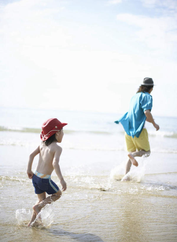 东方人,儿童,两个人,家庭,父亲,儿子,跑,竖图,室外,白天,侧面,锻炼,纯洁,运动,海浪,海洋,沙滩,帽子,亚洲,阴影,飞溅,服装,溅,光线,沙子,液体,影子,海岸,浪花,水滴,云,云朵,沙地,云彩,注视,休闲装,黄种人,水珠,小孩,衣服,蓝色,白云,蓝天,天空,阳光,海水,遮阳帽,天,观察,看,休闲,温暖,温馨,父子,一家人,休闲服,父爱,可爱,童年,童趣,服饰,晴朗,观看,和睦,察看,关注,喷洒,海景,童真,烂漫,无邪,体育,天真,男孩,男人,男性,年轻男性,亚洲人,孩子,年轻人,大海,风浪,海,海水的波动,海滩,近岸浪,涌浪,晴空,跑步,彩图,全身,健身,融洽,男生