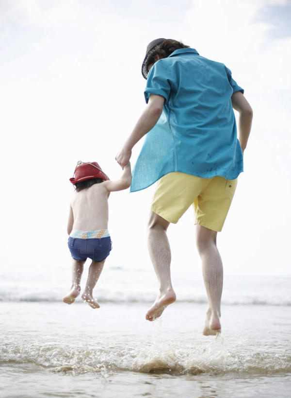 东方人,儿童,两个人,家庭,父亲,儿子,跳,握手,竖图,室外,白天,纯洁,海浪,海洋,沙滩,帽子,亚洲,阴影,服装,光线,沙子,影子,海岸,浪花,云,云朵,沙地,半空,云彩,休闲装,黄种人,小孩,背面,衣服,蓝色,白云,蓝天,天空,阳光,海水,遮阳帽,天,休闲,温暖,温馨,父子,一家人,休闲服,父爱,可爱,童年,童趣,服饰,晴朗,和睦,海景,童真,烂漫,无邪,天真,男孩,男人,男性,年轻男性,亚洲人,孩子,年轻人,大海,风浪,海,海水的波动,海滩,近岸浪,涌浪,晴空,搀手,拉手,手搀手,手拉手,手牵手,手握手,跳跃,彩图,全身,融洽,男生